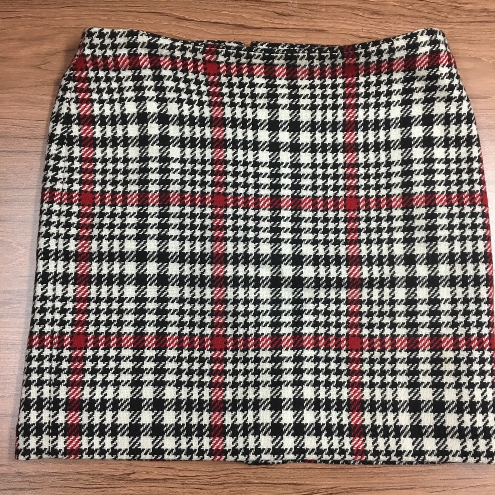 Talbots holiday red/wht/black lined skirt.